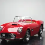 Rotes Spyder Junior Car im Stil eines klassischen Sportwagens, halbgroßes Kinderfahrzeug auf schwarzem Studiohintergrund.
