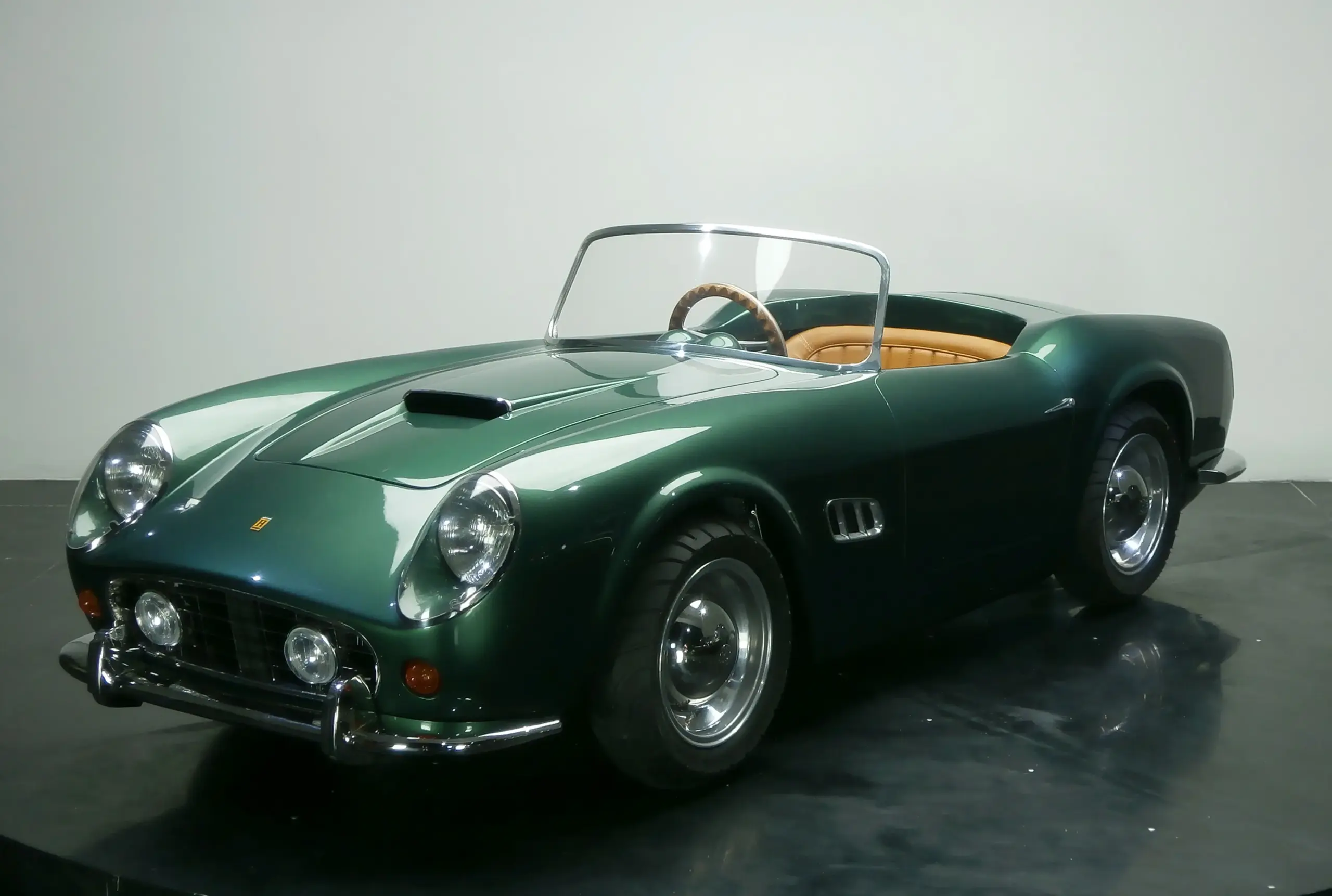 Spyder Junior Car in grün, halbgroßes Kinderauto im Stil historischer Sportwagen.