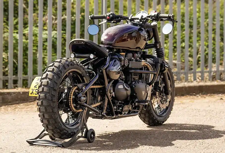 Thornton Hundred Adventure Bobber mit grobstolligen Reifen und individuellem Umbau, Seitenansicht von hinten