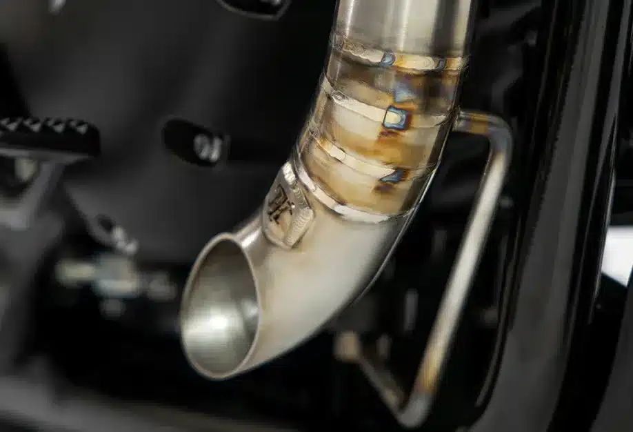 Makroaufnahme vom Auspuff einer Thornton Hundred Adventure Bobber mit sichtbaren Schweißnähten.