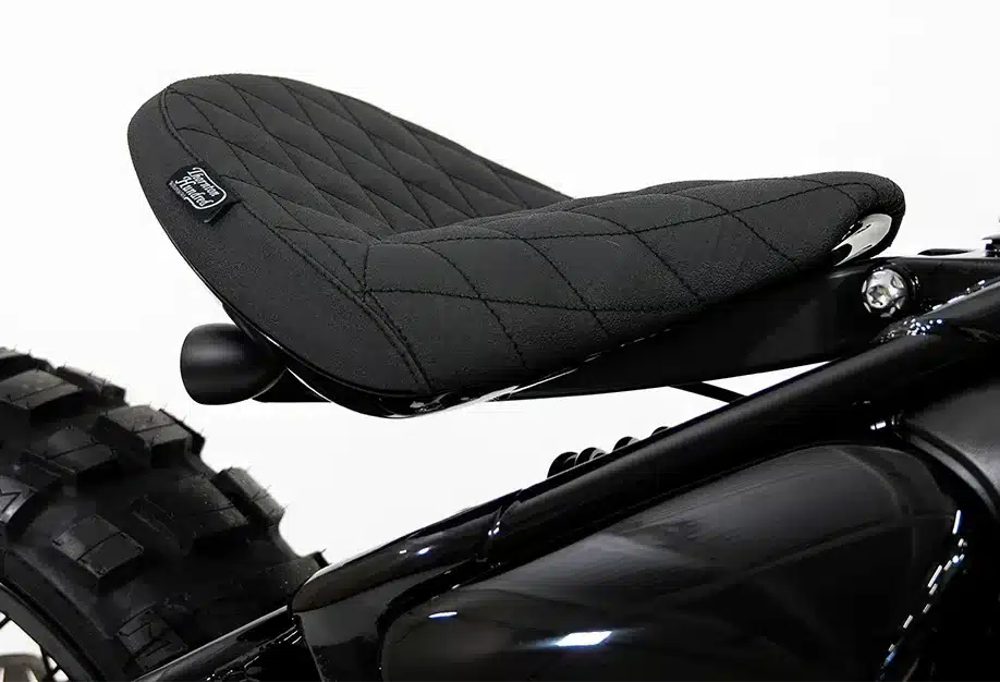 Handgenähter Sitz mit Rautenmuster auf einer Thornton Hundred Adventure Bobber, Nahaufnahme