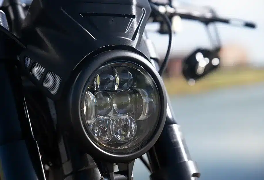 Nahaufnahme des LED-Scheinwerfers einer Thornton Hundred EVO Bobber