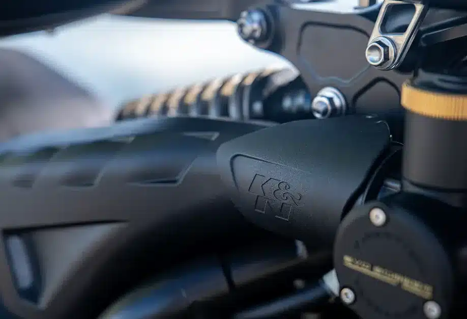 Detailaufnahme von Federung und Motorkomponenten der Thornton Hundred EVO Bobber mit K&N-Bauteil