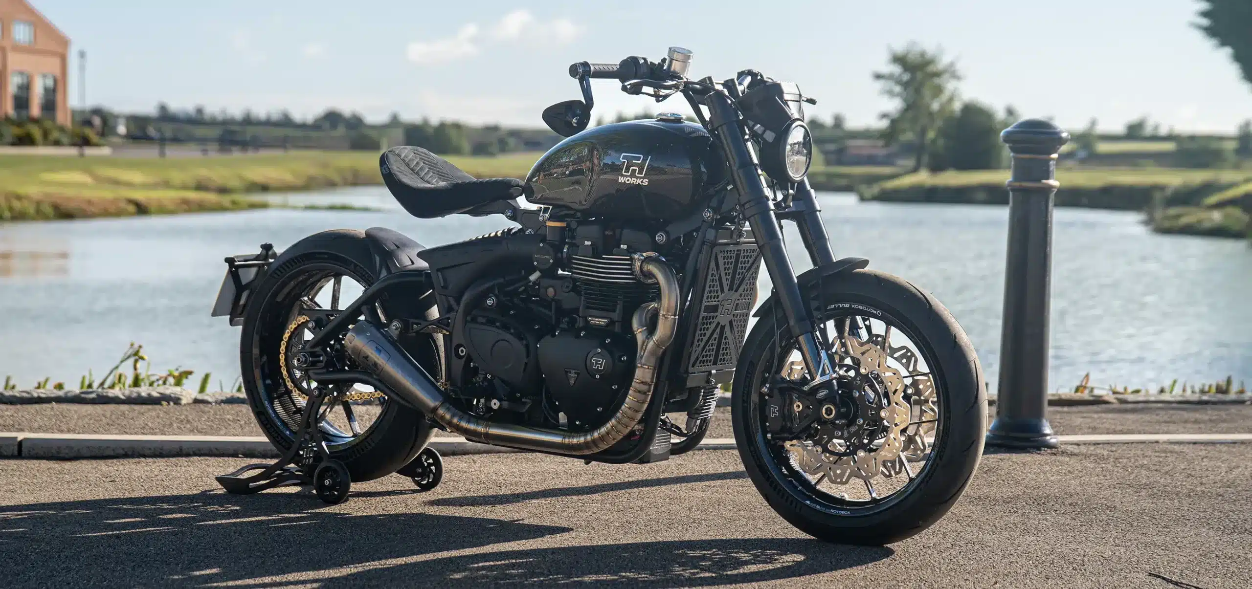 Thornton Hundred EVO Bobber mit Carbon-Komponenten und sportlicher Geometrie am Ufer eines Gewässers