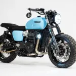 Custom Triumph Bonneville T120 von Thornton Hundred in hellem Blau, stehend auf weißem Hintergrund.