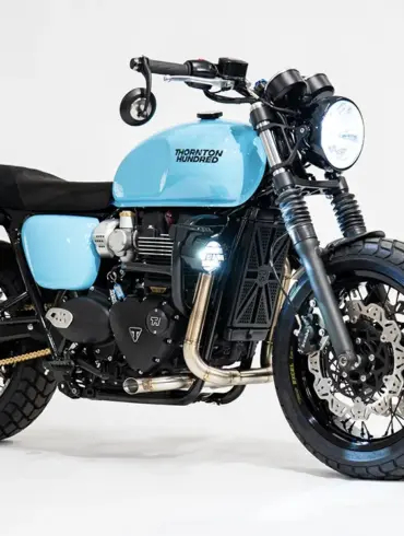 Custom Triumph Bonneville T120 von Thornton Hundred in hellem Blau, stehend auf weißem Hintergrund.