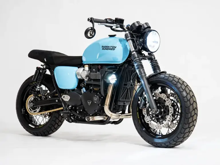 Custom Triumph Bonneville T120 von Thornton Hundred in hellem Blau, stehend auf weißem Hintergrund.