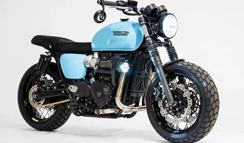 Custom Triumph Bonneville T120 von Thornton Hundred in hellem Blau, stehend auf weißem Hintergrund.