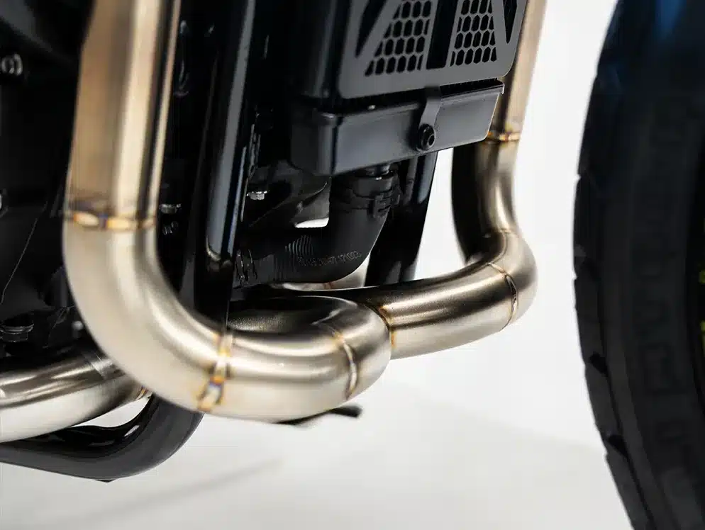 Nahaufnahme des Auspuffkrümmers einer maßgeschneiderten Thornton Hundred Triumph T120.