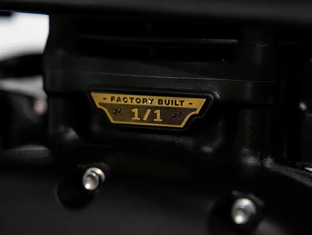 Detailaufnahme einer goldenen Plakette mit der Aufschrift 'Factory Built 1/1' an der Thornton Hundred Triumph T120