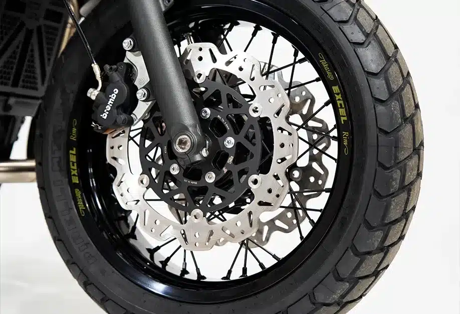 Vorderes Speichenrad mit Bremsscheibe und Brembo-Bremssattel an der Thornton Hundred Triumph T120