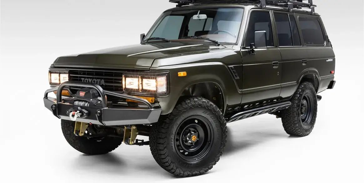 Toyota Land Cruiser FJ62 The Hulk, dunkelgrünes Restomod-Fahrzeug mit Offroad-Umbauten, von schräg vorne fotografiert