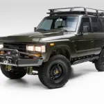 Toyota Land Cruiser FJ62 The Hulk, dunkelgrünes Restomod-Fahrzeug mit Offroad-Umbauten, von schräg vorne fotografiert