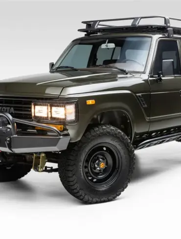 Toyota Land Cruiser FJ62 The Hulk, dunkelgrünes Restomod-Fahrzeug mit Offroad-Umbauten, von schräg vorne fotografiert