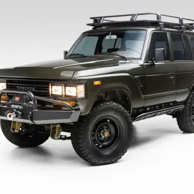 Toyota Land Cruiser FJ62 The Hulk, dunkelgrünes Restomod-Fahrzeug mit Offroad-Umbauten, von schräg vorne fotografiert