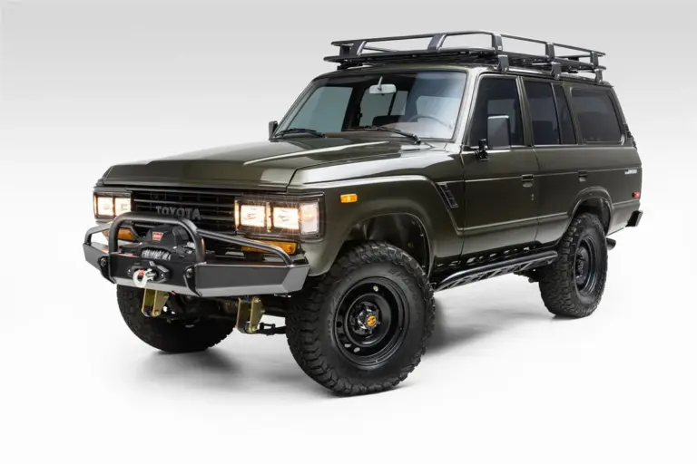 Toyota Land Cruiser FJ62 The Hulk, dunkelgrünes Restomod-Fahrzeug mit Offroad-Umbauten, von schräg vorne fotografiert