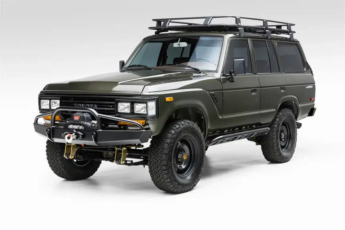 Grüner Toyota Land Cruiser FJ62 The Hulk, vollständig restauriert und modernisiert, Vorderansicht mit Offroad-Ausstattung