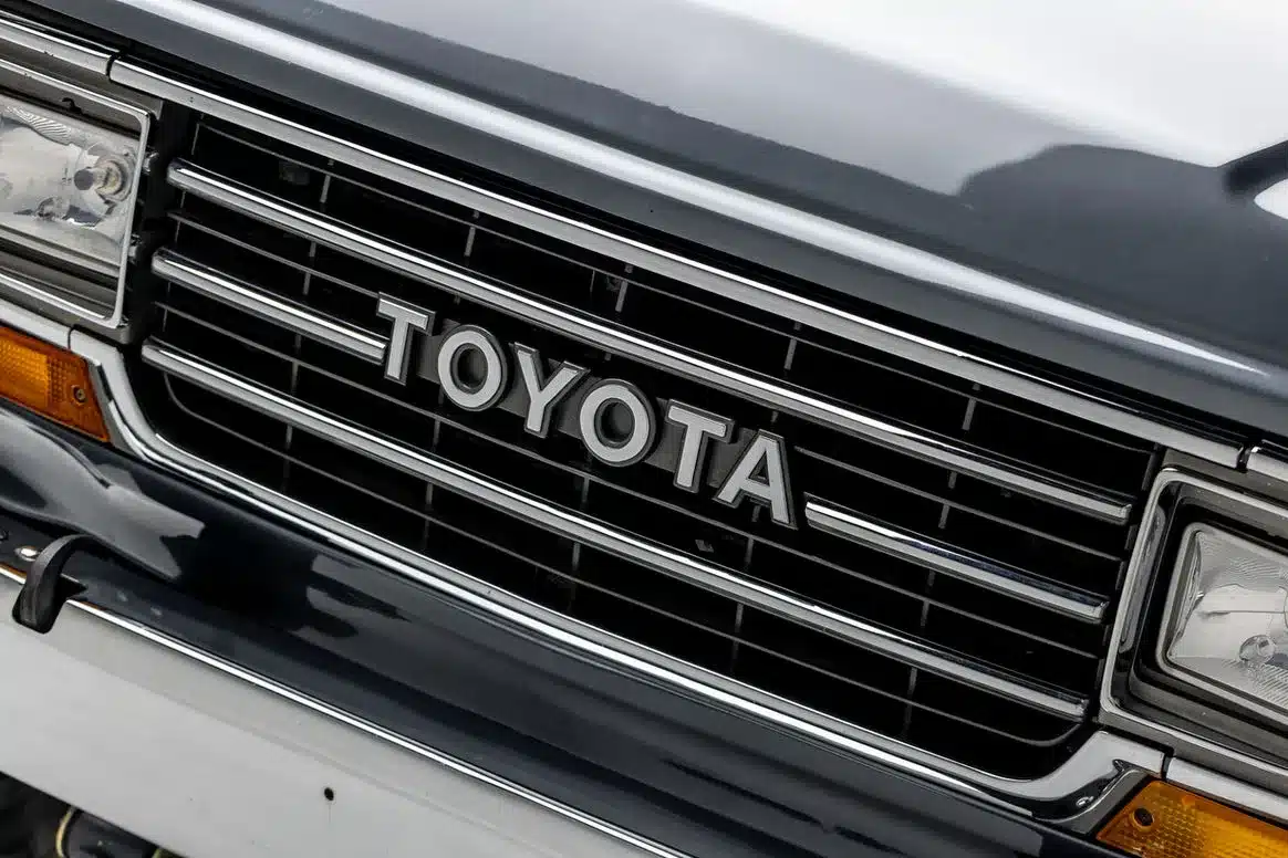 Frontgrill mit Toyota-Logo eines Toyota Land Cruiser FJ62, Baujahr 1988, Nahaufnahme