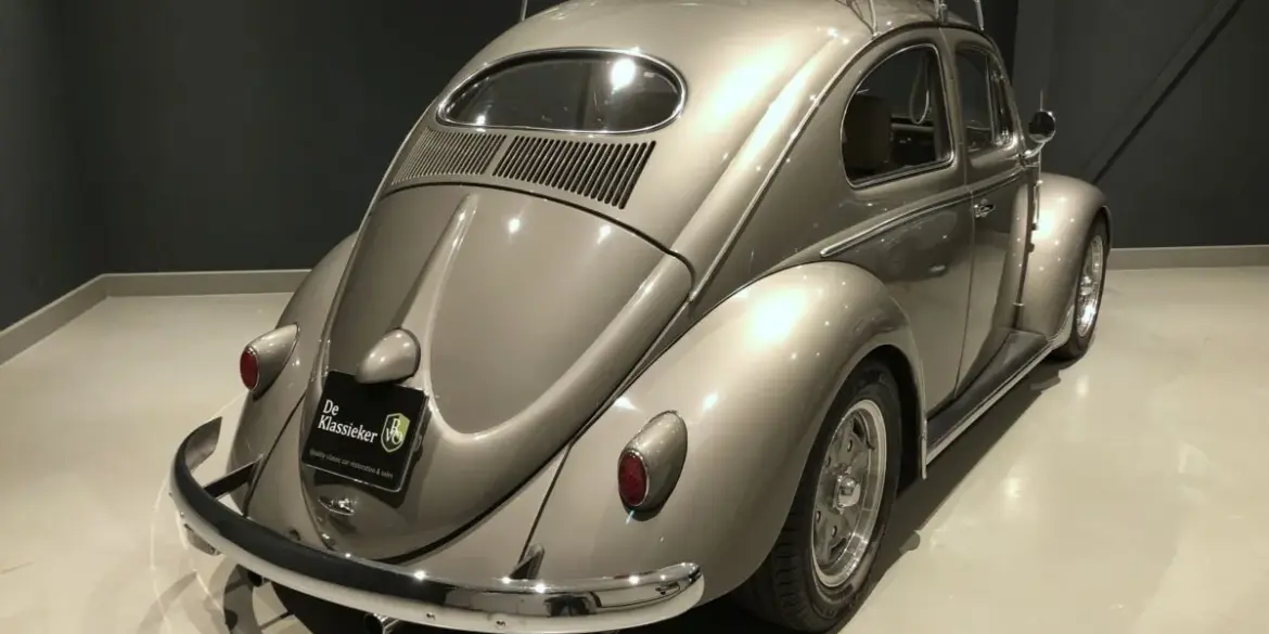 Restaurierter Volkswagen Käfer Ovalfenster von 1956 in Polar-Silber, fotografiert von hinten mit Dachgepäckträger