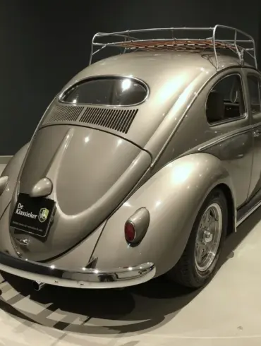 Restaurierter Volkswagen Käfer Ovalfenster von 1956 in Polar-Silber, fotografiert von hinten mit Dachgepäckträger