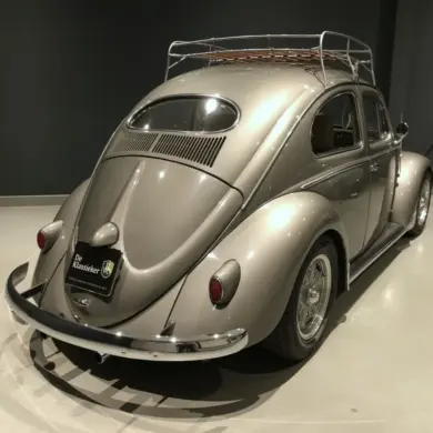 Restaurierter Volkswagen Käfer Ovalfenster von 1956 in Polar-Silber, fotografiert von hinten mit Dachgepäckträger