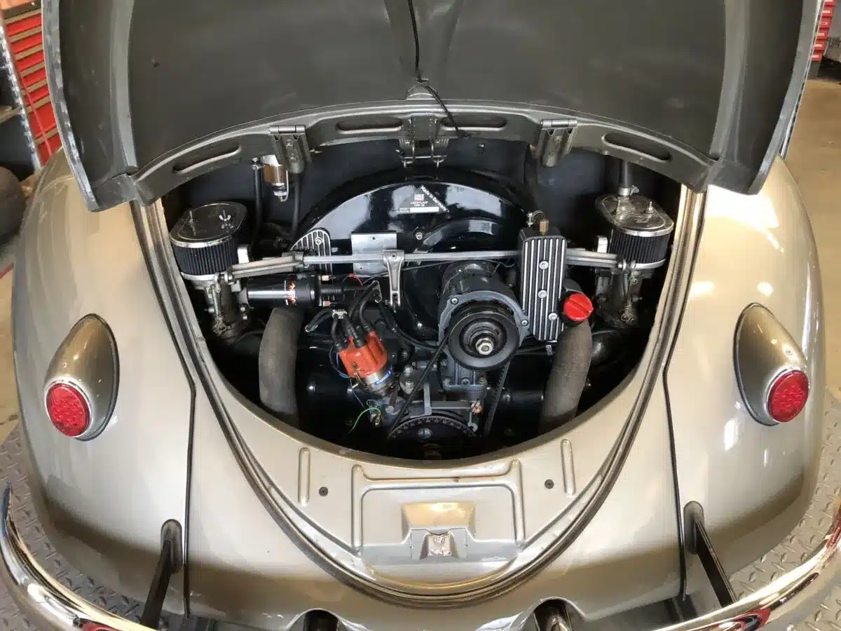 Blick in den geöffneten Motorraum eines Volkswagen Käfer Ovalfenster 1956, restauriert und mit modifiziertem 1,6-Liter-Motor ausgestattet.