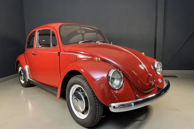 Roter Volkswagen Spaarkever Baujahr 1969 in einer hellen Halle, schräg von vorne fotografiert