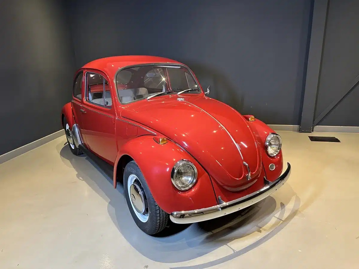 Roter Volkswagen Spaarkever Baujahr 1969, Front- und Seitenansicht in heller Umgebung.