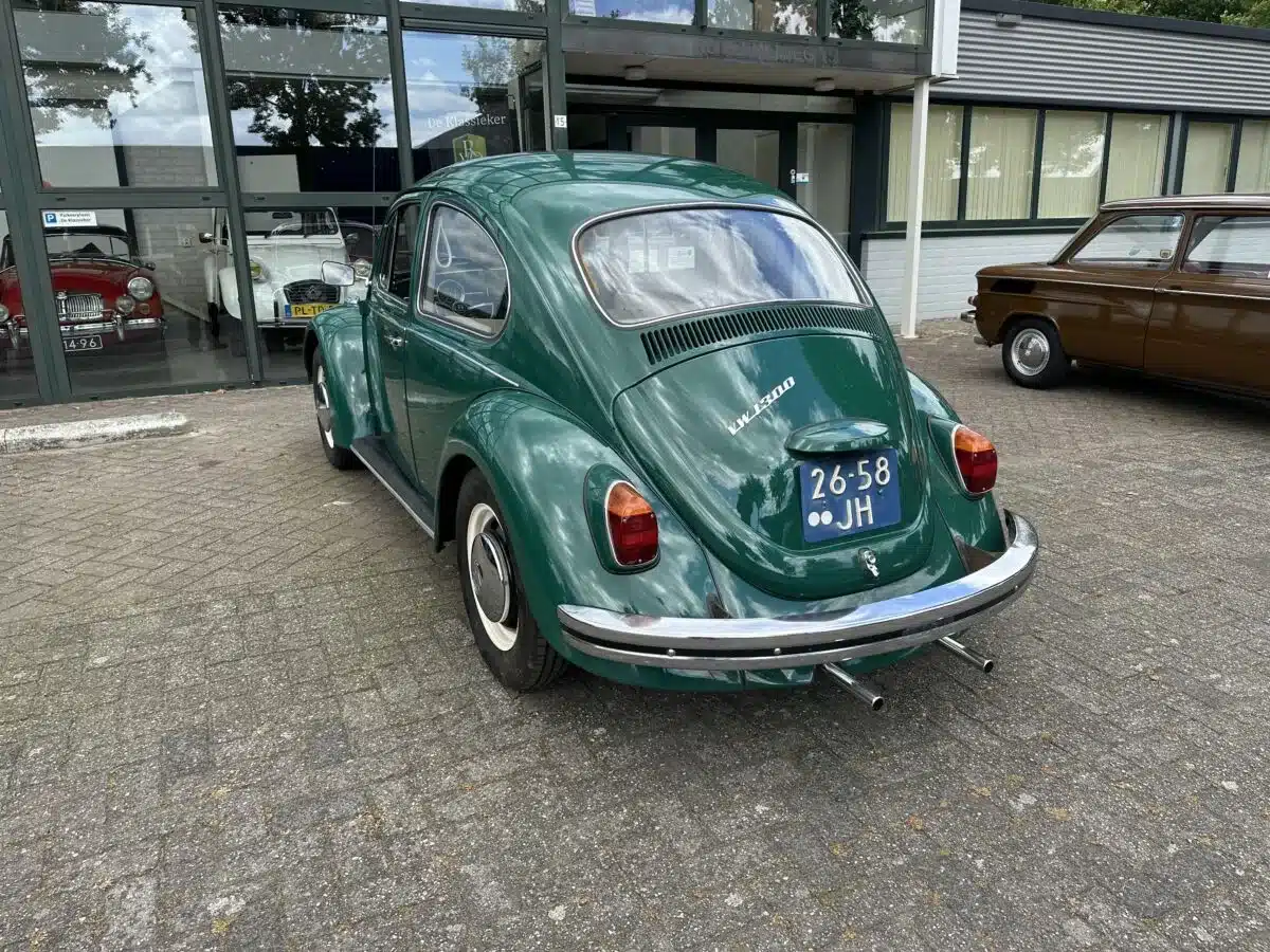 Grüner Volkswagen Spaarkever Baujahr 1969 mit niederländischem Kennzeichen, Heckansicht vor einem Autohaus