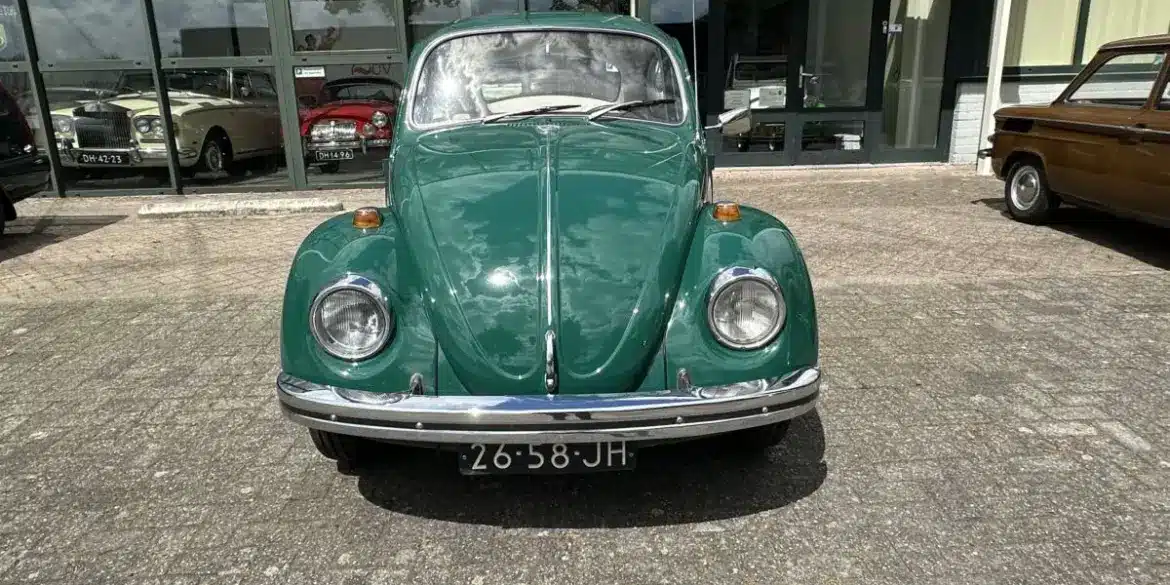 Grüner Volkswagen Spaarkever 1969, fotografiert von vorne auf einem Parkplatz.