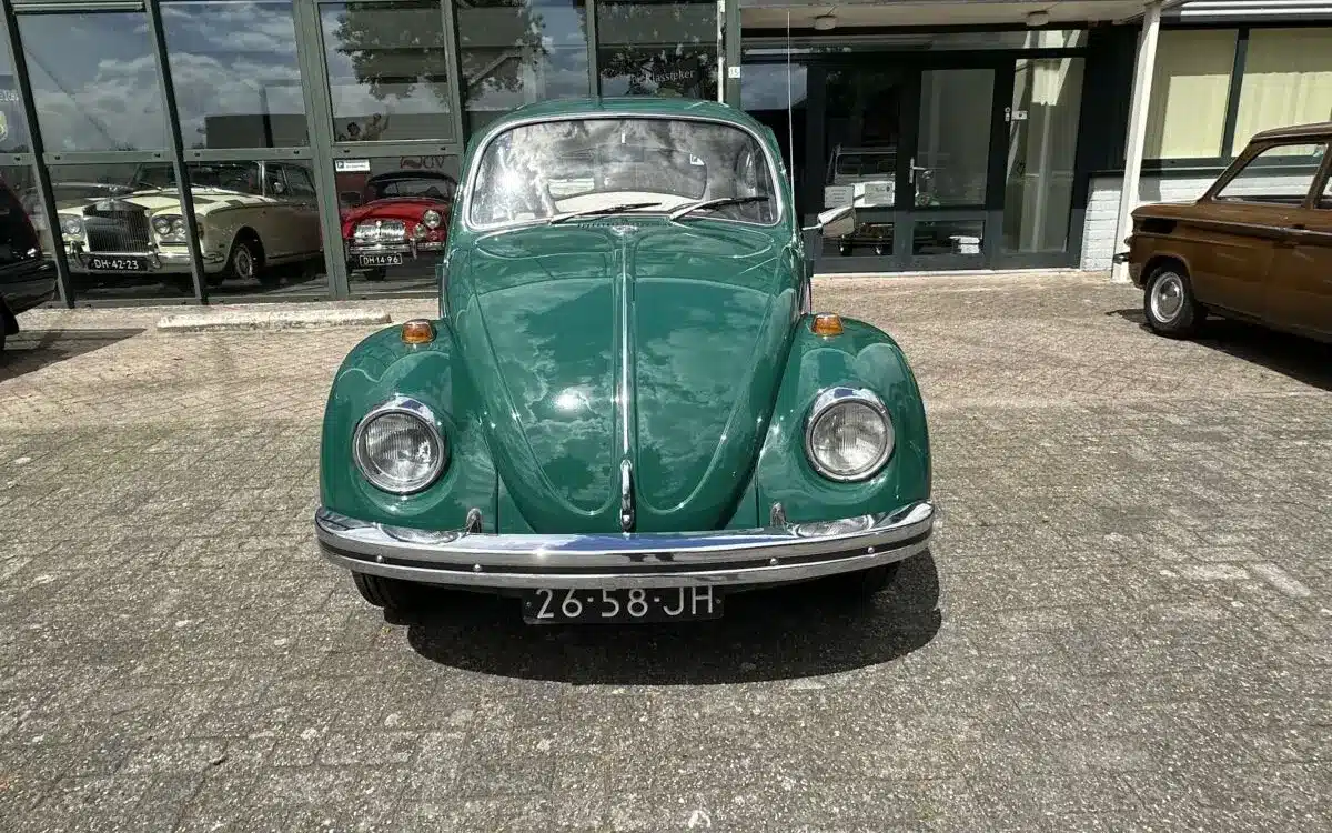 Grüner Volkswagen Spaarkever 1969, fotografiert von vorne auf einem Parkplatz.