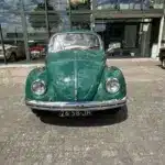 Grüner Volkswagen Spaarkever 1969, fotografiert von vorne auf einem Parkplatz.