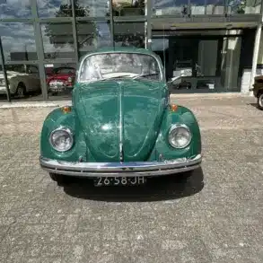 Grüner Volkswagen Spaarkever 1969, fotografiert von vorne auf einem Parkplatz.