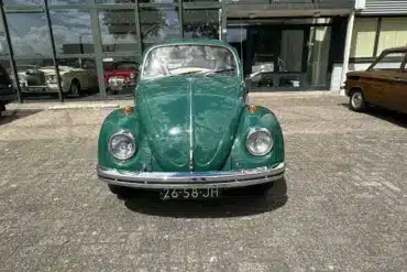 Grüner Volkswagen Spaarkever 1969, fotografiert von vorne auf einem Parkplatz.