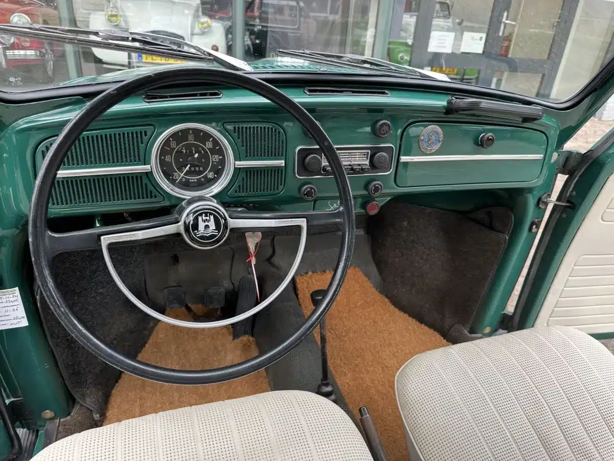 Innenansicht des Volkswagen Spaarkever von 1969 mit originalem Lenkrad und Tacho.