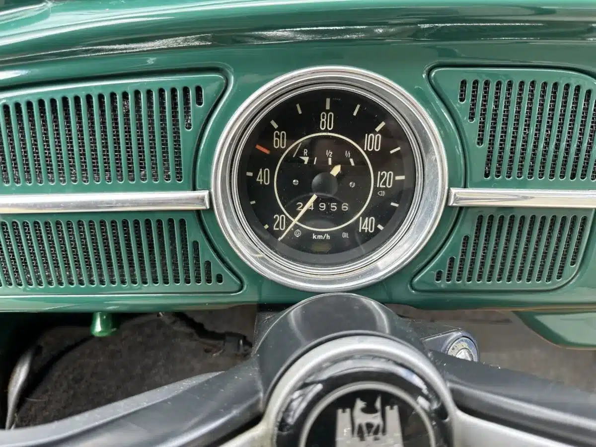 Tachometer und Armaturenbrett eines VW Spaarkever 1969 in grün mit einfacher Instrumentierung