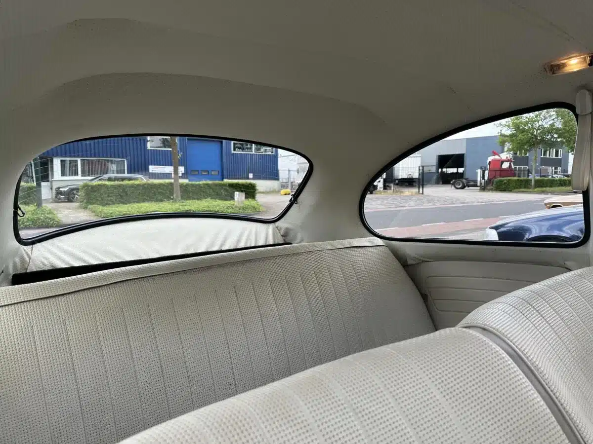 Rückansicht des Innenraums eines Volkswagen Spaarkever 1969 mit originaler Rückbank und Fensterpartie