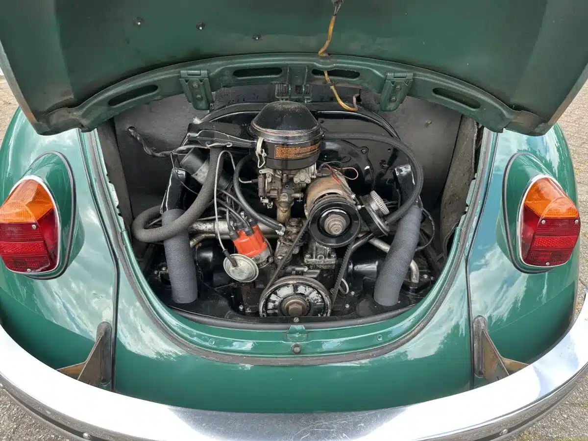 Motorraum eines grünen Volkswagen Käfer Spaarkever 1969, luftgekühlter Vierzylinder-Boxermotor.