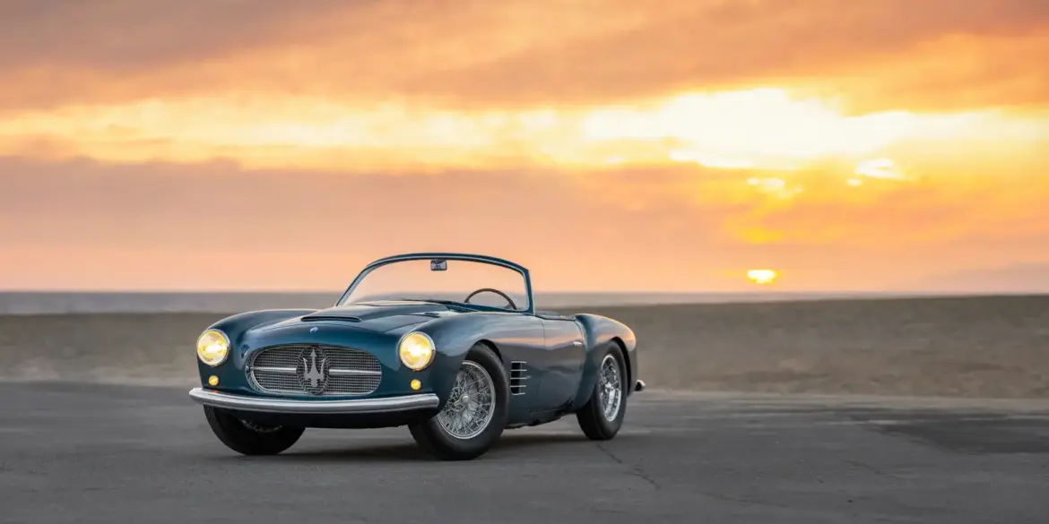 1955 Maserati A6G/54 2000 Spyder Zagato in Blau, offen, vor Sonnenuntergang am Strand.