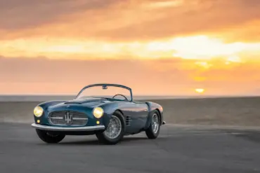 1955 Maserati A6G/54 2000 Spyder Zagato in Blau, offen, vor Sonnenuntergang am Strand.