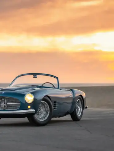 1955 Maserati A6G/54 2000 Spyder Zagato in Blau, offen, vor Sonnenuntergang am Strand.