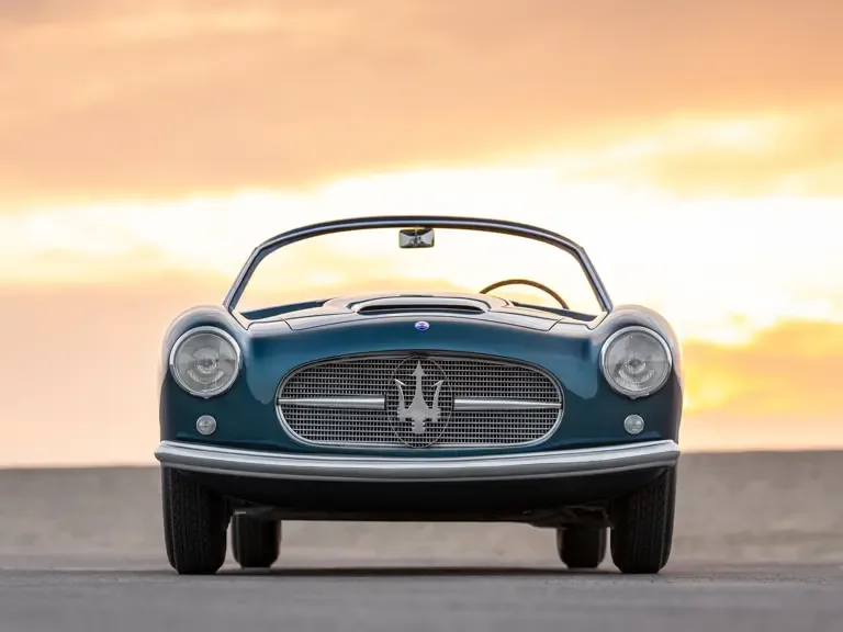 Frontansicht des seltenen 1955 Maserati A6G/54 2000 Spyder Zagato in Blu Algido Scuro bei Sonnenuntergang.