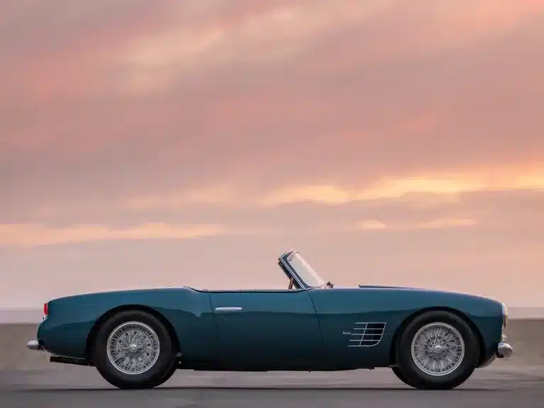 Der 1955 Maserati A6G/54 2000 Spyder Zagato in blauer Originalfarbe seitlich vor stimmungsvollem Himmel.