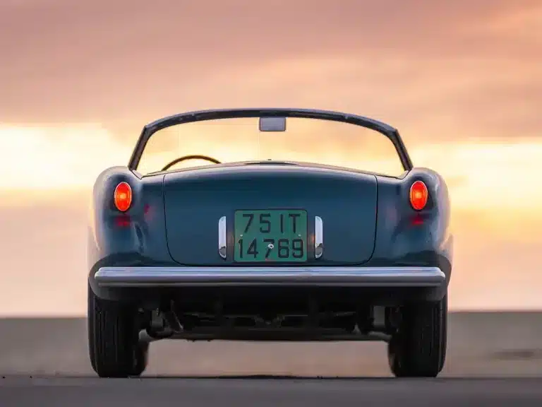 Heckansicht des seltenen 1955 Maserati A6G/54 2000 Spyder Zagato bei Sonnenuntergang, Cabrio mit geschwungener Karosserie und italienischem Nummernschild.