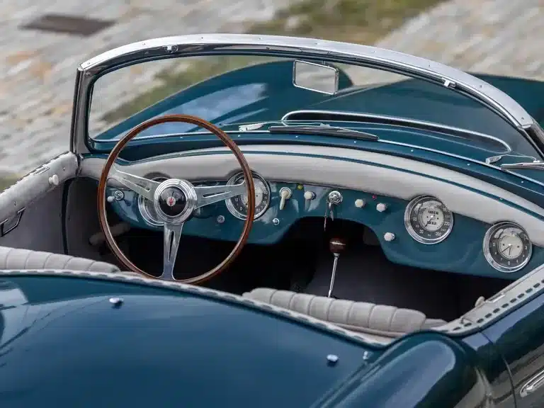 Cockpit des Maserati A6G/54 2000 Spyder Zagato von 1955 mit klassischen Instrumenten und Holzlenkrad