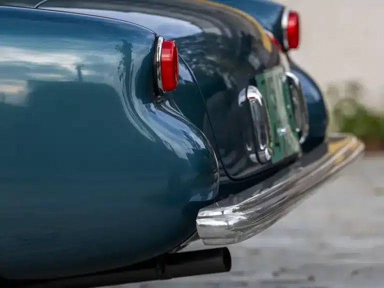 Nahaufnahme vom Heck und Stoßfänger eines Maserati A6G/54 2000 Spyder Zagato, Baujahr 1955, in blauer Lackierung.