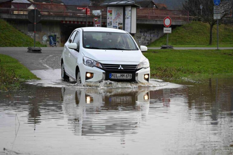 Fahren mit dem Auto oder dem Camper bei Hochwasser