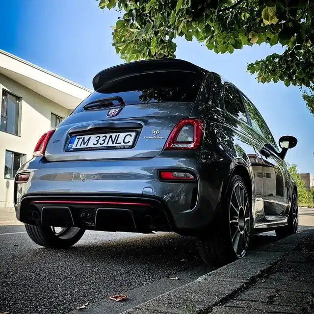 Heckansicht eines grauen Abarth 595 Competizione mit sportlicher Optik und Auspuffanlagen