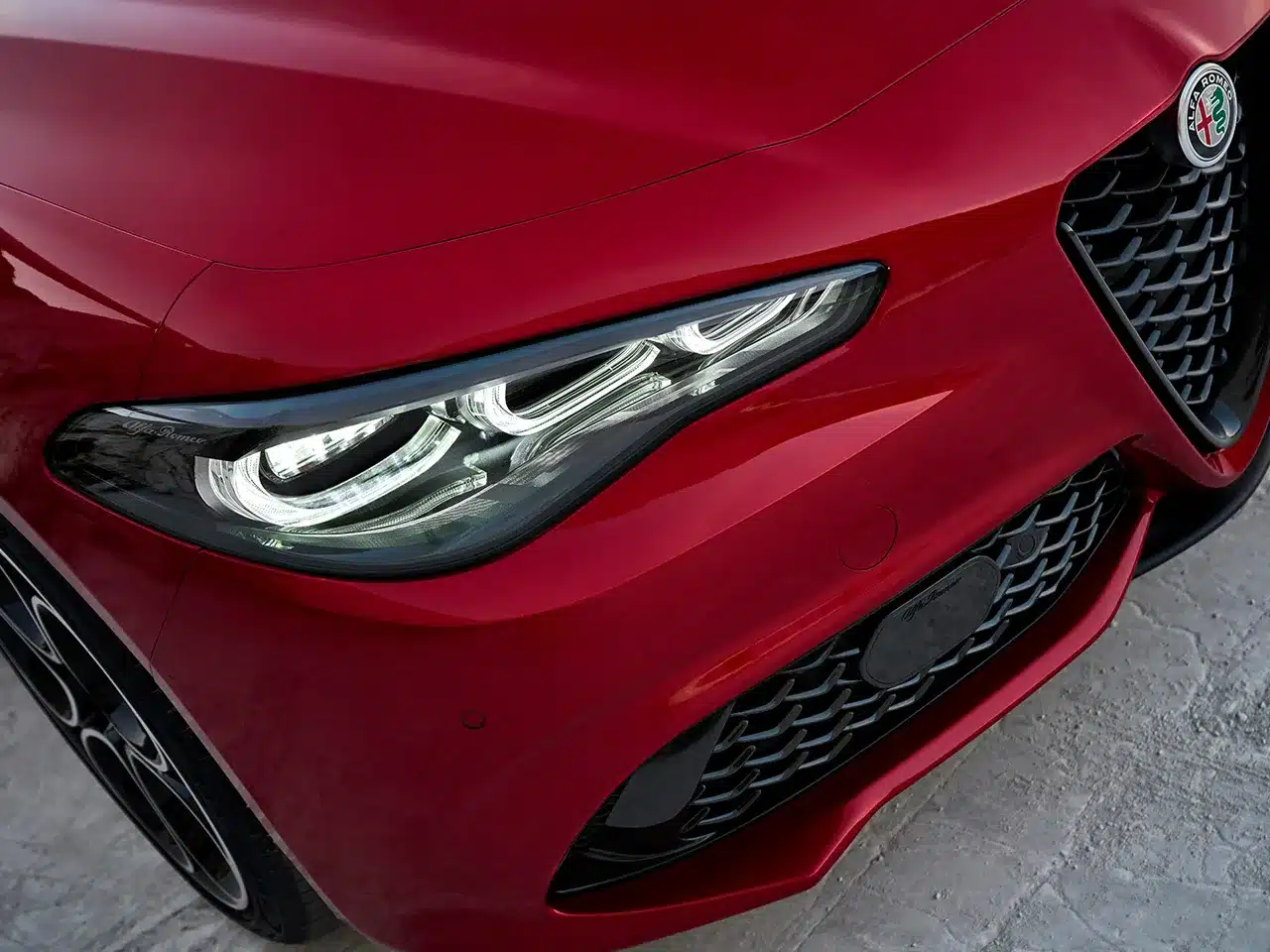 Nahaufnahme der Front mit LED-Scheinwerfern und Kühlergrill einer roten Alfa Romeo Giulia
