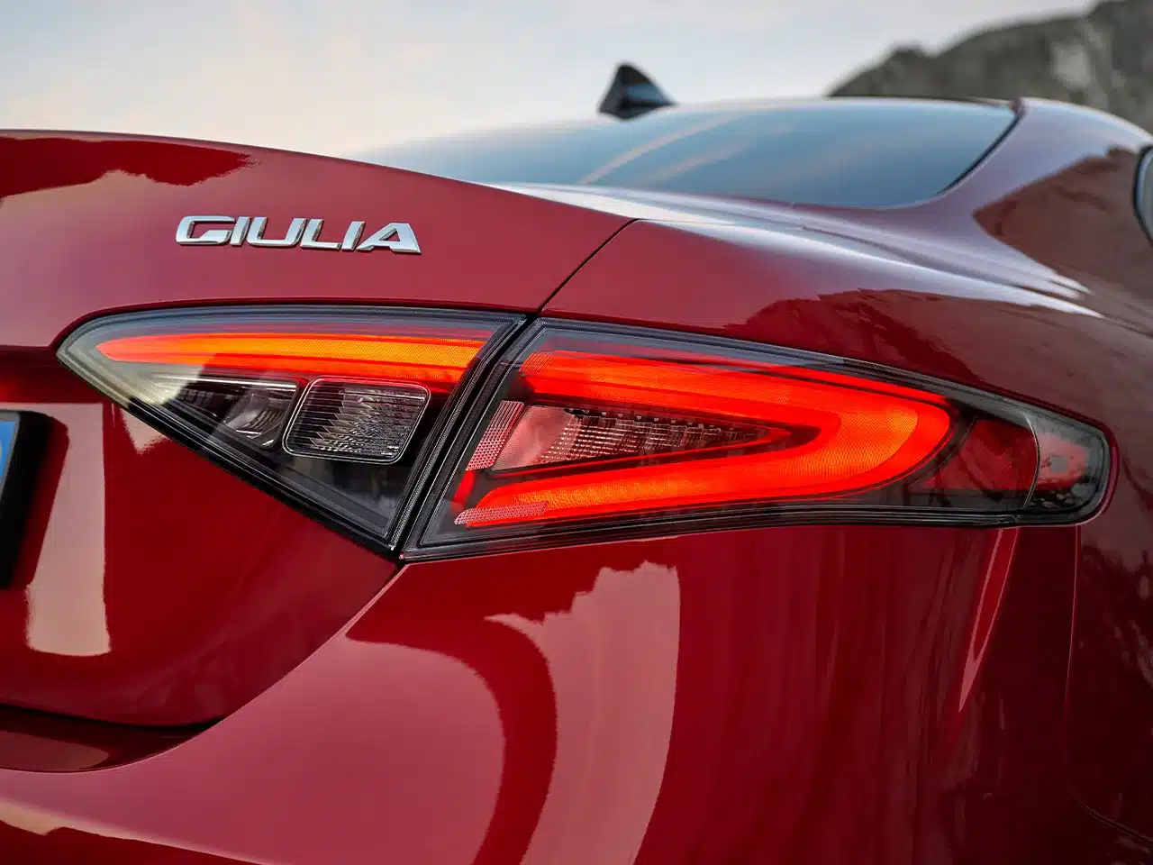 Rotes Heck der Alfa Romeo Giulia mit LED-Rückleuchte und Typenbezeichnung